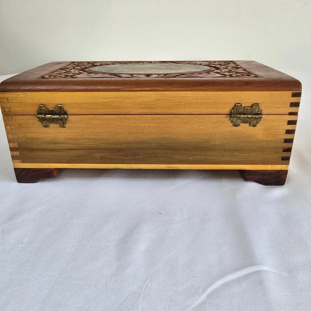 VTG Handcarved Cedar Box Finger-Jointed With Mirror Mountain and Water Landscape